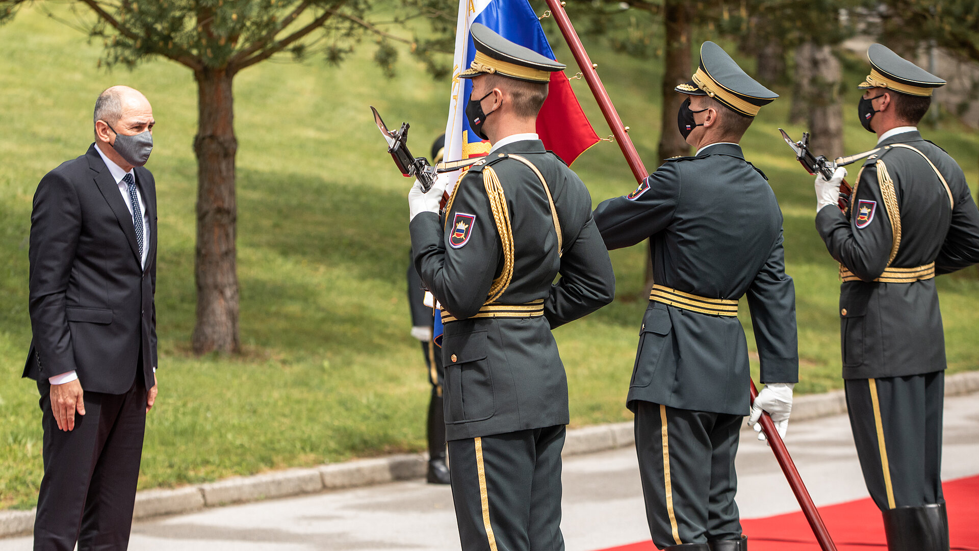 Predsednik Vlade RS Janez Janša pozdravlja zastavo Slovenske vojske
