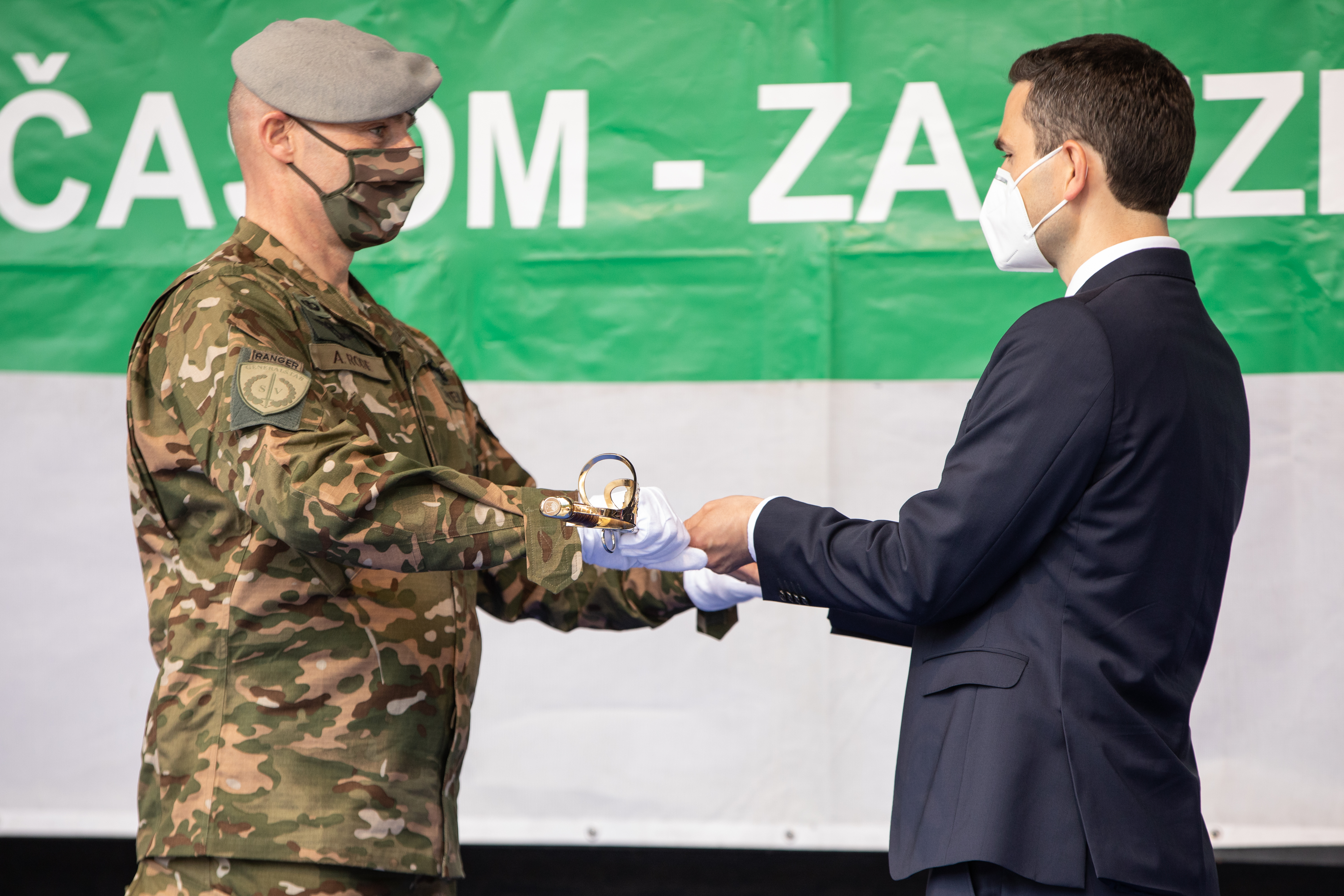 Brigadir Rode sprejema sabljo z rok ministra za obrambo Brigadir Rode sprejema sabljo z rok ministra za obrambo